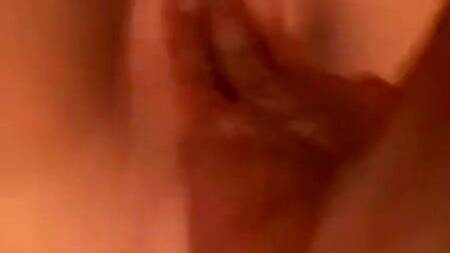 Мужик связывает жену и играется вибраторами с её пиздой