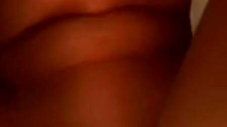 Мужик связывает жену и играется вибраторами с её пиздой