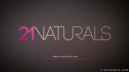 Загорелый спортсмен показал блондинке длинный член