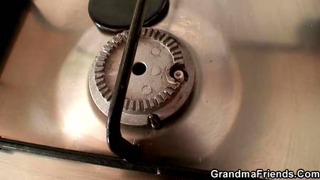 Два пацана начали трахать толстую любовницу