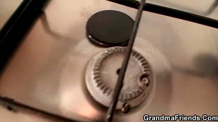 Два пацана начали трахать толстую любовницу