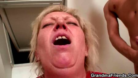 Два пацана начали трахать толстую любовницу