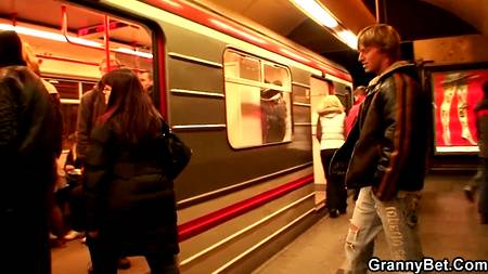 Юный студент приехал к учительнице домой получать зачет