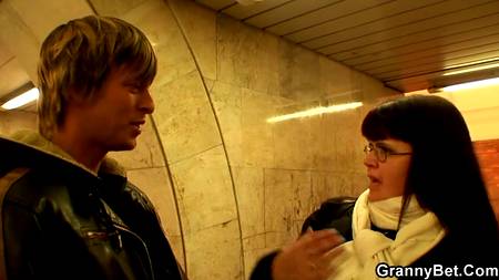 Юный студент приехал к учительнице домой получать зачет