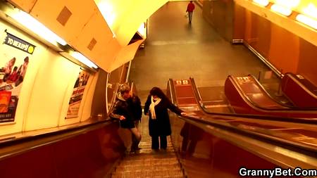 Юный студент приехал к учительнице домой получать зачет