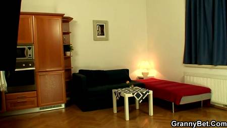 Юный студент приехал к учительнице домой получать зачет