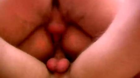 Молодые люди раскатали по кровати зрелую блондиночку