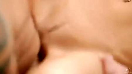 Страстная парочка расслабляется на ступеньках лестницы