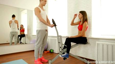 Спортивная девушка соблазнила личного тренера по фитнесу