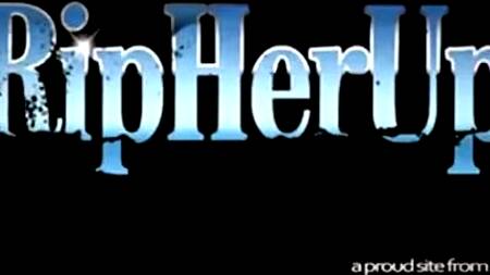 Негр рвет одежду брюнетки и нещадно трахает её в задницу