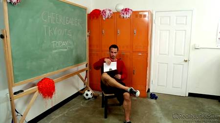 Рыжеволосая студентка переспала с мускулистым тренером