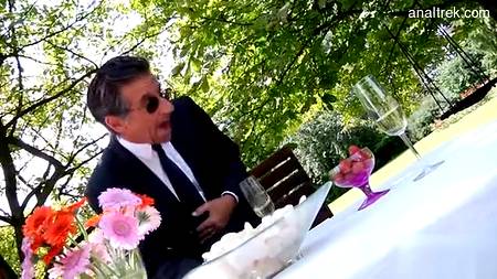 Седовласый мужчина получил от девочки секс на улице