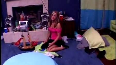 Красивая девочка с маленькой грудью занимается сексом