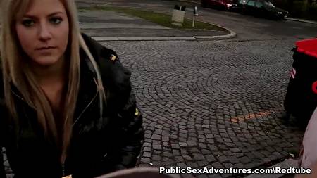 Пикап мужика закончился разнузданным сексом в туалете