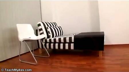 Худосочная брюнетка впустила в попку массивный пенис