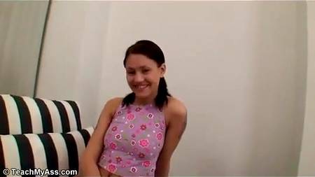 Худосочная брюнетка впустила в попку массивный пенис