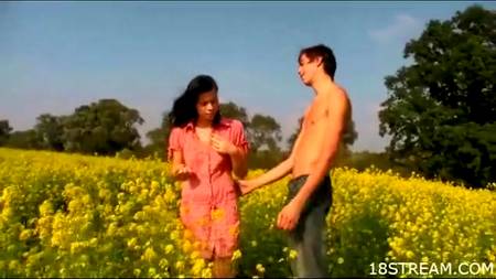 Деревенская парочка вышла в поле и начала развлекаться