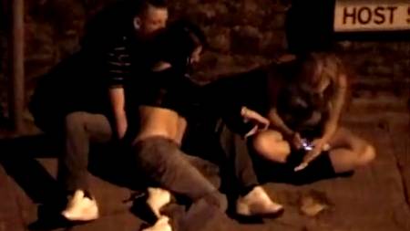 Пацан познакомился на улице с двумя милыми проститутками