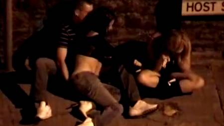 Пацан познакомился на улице с двумя милыми проститутками