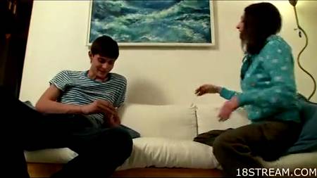 Высокому парню отдалась студентка с большими сиськами