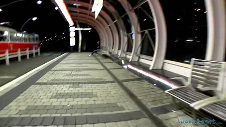 Смелая блондинка подверглась профессиональному пикапу