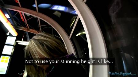 Смелая блондинка подверглась профессиональному пикапу