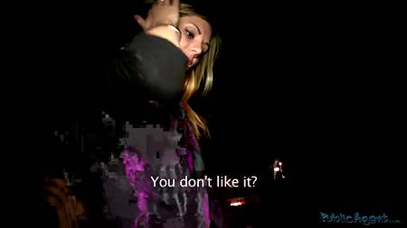 Смелая блондинка подверглась профессиональному пикапу