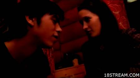 Юный пацан долбил приятельницу на деревянном столе