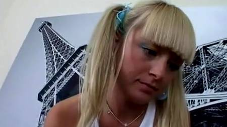 Маленькая грудь - не помеха для сексуально активной блондинки