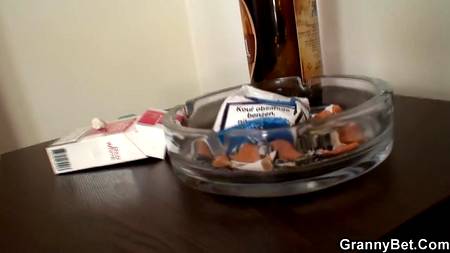 Молодой парень уединился в отеле с взрослой уборщицей