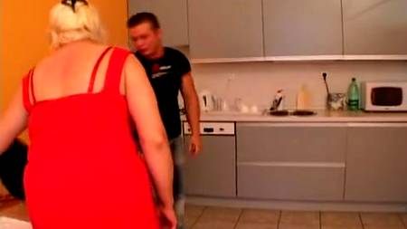 Молодой работник не ожидал получить секс с домохозяйкой