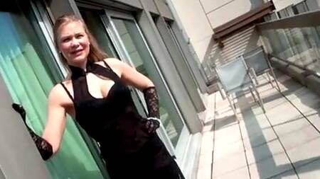 Блондинка рада, чтобы мужики её трахнули толпой