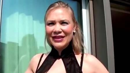 Блондинка рада, чтобы мужики её трахнули толпой