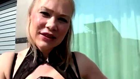 Блондинка рада, чтобы мужики её трахнули толпой