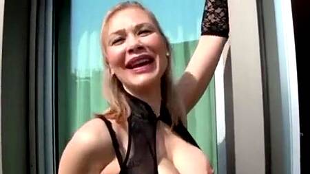 Блондинка рада, чтобы мужики её трахнули толпой