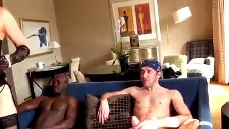 Блондинка рада, чтобы мужики её трахнули толпой