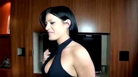 Студентка радуется своему участию в откровенной оргии