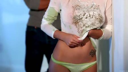 Привлекательный брюнет играет с грудастой бестией