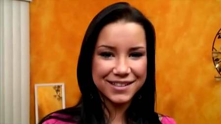 Опытный любовник грубо натягивает на диване брюнетку