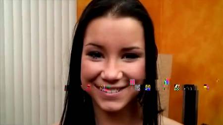 Опытный любовник грубо натягивает на диване брюнетку