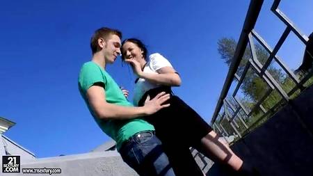 Худая студентка сказочно соблазнила нового приятеля