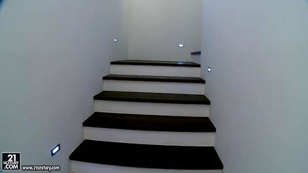 Стройной модели наполнили заднее отверстие густой спермой