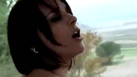 Брюнетка в гольфах показывает попку, желая отдаться в очко