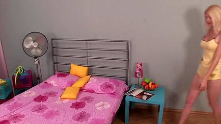 Блондинка со слюнями на лице заглатывает хуй