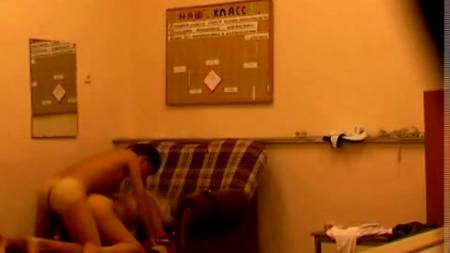 Жена установила скрытую камеру дома перед командировкой