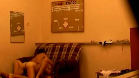 Жена установила скрытую камеру дома перед командировкой