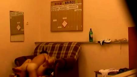 Жена установила скрытую камеру дома перед командировкой