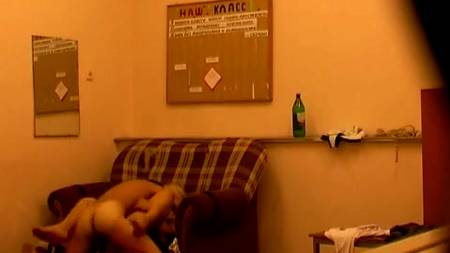 Жена установила скрытую камеру дома перед командировкой