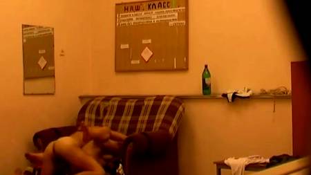 Жена установила скрытую камеру дома перед командировкой