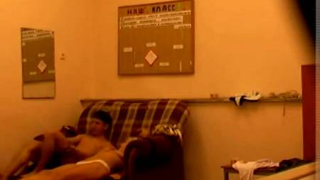 Жена установила скрытую камеру дома перед командировкой